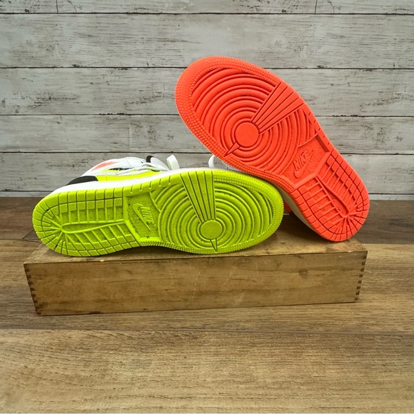 Jordan 1 Mid Composition Notebook Youth Size 4 Nike - Picture 8 of 8